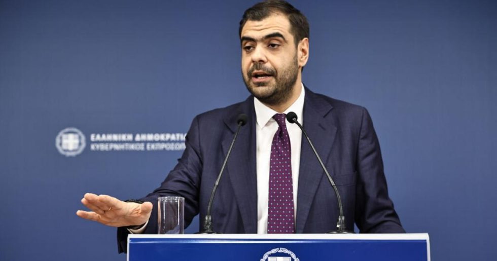 Ο Π. Μαρινάκης ντύθηκε... Τραμπ